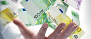 Geldscheine fliegen durch die Luft.