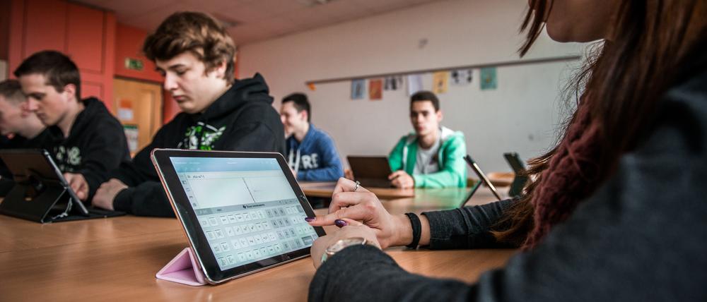 Beim Mathelernen kommt im Unterricht auch das Tablet zum Einsatz. (Symbolbild)