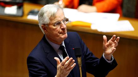 Der französische Premierminister Michel Barnier spricht während der Fragestunde an die Regierung in der Nationalversammlung in Paris, Frankreich, 26. November 2024. Durch die aktuelle Finanzkrise Frankreichs gerät er zunehmend unter Druck.