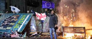 Menschen protestieren in Tiflis vor dem Parlamentsgebäude.