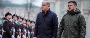 Wolodymyr Selenskyj empfängt Bundeskanzler Olaf Scholz in Kyjiw. Deutschland ist zweitgrößter Unterstützer der Ukraine – doch das angegriffene Land hätte sich oft entschlossenere Militärhilfe gewünscht.