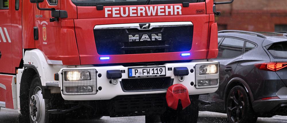 Ein Feuerwehrfahrzeug unterwegs in Potsdam.