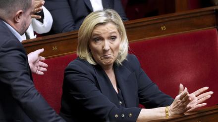 Marine Le Pen will mit der Linken den Premier stürzen.