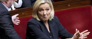 Marine Le Pen will mit der Linken den Premier stürzen.