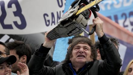 Javier Milei, selbst ernannter «Anarchokapitalist» und Präsident Argentiniens, schwenkt eine Kettensäge mit seinem Namen 2023 auf einer Wahlkampfveranstaltung.