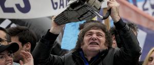 Javier Milei, selbst ernannter «Anarchokapitalist» und Präsident Argentiniens, schwenkt eine Kettensäge mit seinem Namen 2023 auf einer Wahlkampfveranstaltung.