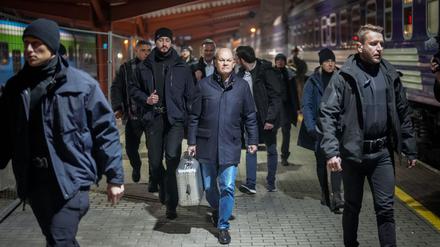 Sonst stets mit schwarzer Aktentasche, in der Ukraine nun mit silbernem Koffer: Bundeskanzler Olaf Scholz.