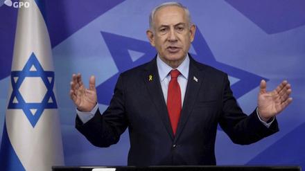 Auf dem vom israelischen Regierungspresseamt veröffentlichten  Bildschirmfoto, spricht Israels Regierungschef Benjamin Netanjahu im Fernsehen.