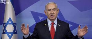 Auf dem vom israelischen Regierungspresseamt veröffentlichten  Bildschirmfoto, spricht Israels Regierungschef Benjamin Netanjahu im Fernsehen.