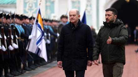 Bundeskanzler Olaf Scholz (l.) und der ukrainische Präsident Wolodymyr Selenskyj schreiten am 2. Dezember 2024 während ihres Treffens in der Sankt-Sophia-Kathedrale in Kiew an der Ehrengarde vorbei, mitten im russischen Einmarsch in der Ukraine.