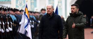 Olaf Scholz (l.) wird vom urkainischen Präsidenten Volodymyr Zelensky empfangen. 