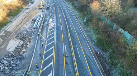 Nordrhein-Westfalen, Hagen: Markierungen auf der Fahrbahn deuten auf die Unfallstelle eines Lastwagens hin auf der Autobahn 1 bei Hagen. Bei der Chaosfahrt eines Lastwagens über mehrere Autobahnen in Nordrhein-Westfalen sind mehrere Menschen schwer verletzt worden, wie die Polizei mitteilte.