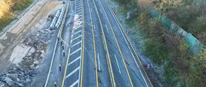 Nordrhein-Westfalen, Hagen: Markierungen auf der Fahrbahn deuten auf die Unfallstelle eines Lastwagens hin auf der Autobahn 1 bei Hagen. Bei der Chaosfahrt eines Lastwagens über mehrere Autobahnen in Nordrhein-Westfalen sind mehrere Menschen schwer verletzt worden, wie die Polizei mitteilte.