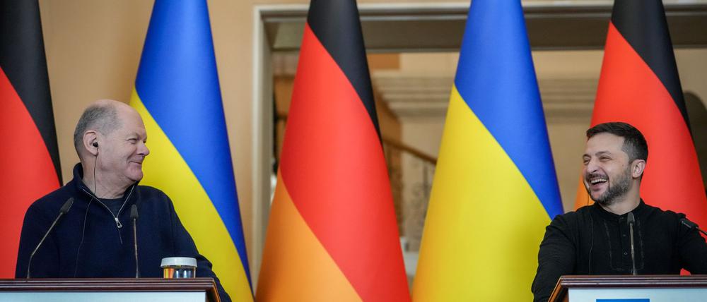 Bei ihrer gemeinsamen Pressekonferenz in Kiew hatte Bundeskanzler Olaf Scholz (l, SPD) und der ukrainische Präsident Wolodymyr Selenskyj nicht nur ernste Themen.
