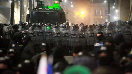 Ein Großaufgebot von Sicherheitskräften und zahlreiche Demonstranten stehen sich bei den Protesten gegenüber.