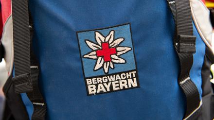Bayern, Bad Tölz: Das Logo der Bergwacht ist im Ausbildungszentrum der Bergwacht während einer Übung an einem Rucksack zu sehen.