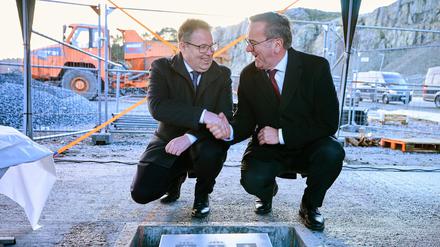  Björn Arild Gram (l.), Verteidigungsminister Norwegens, und Boris Pistorius (SPD), Bundesminister der Verteidigung, bei der Grundsteinlegung für ein gemeinsames Instandsetzungszentrum der U-Boot-Flotte am Marine-Stützpunkt Haakonsvern.