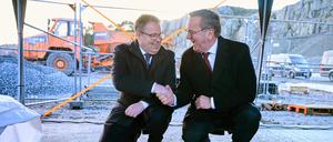  Björn Arild Gram (l.), Verteidigungsminister Norwegens, und Boris Pistorius (SPD), Bundesminister der Verteidigung, bei der Grundsteinlegung für ein gemeinsames Instandsetzungszentrum der U-Boot-Flotte am Marine-Stützpunkt Haakonsvern.