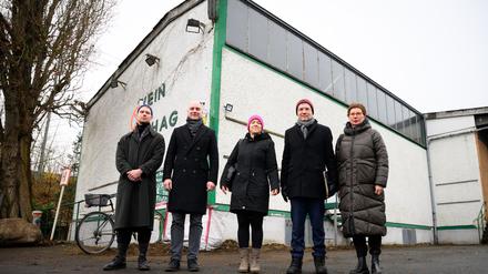 Die Vorsitzende Richterin, Anna von Oettingen (M), zusammen mit den anderen Richtern bei der mündlichen Verhandlung über die Bordell-Baugenehmigung vor Ort.