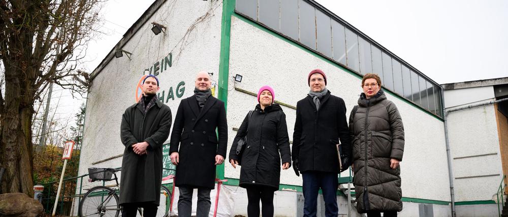 Die Vorsitzende Richterin, Anna von Oettingen (M), zusammen mit den anderen Richtern bei der mündlichen Verhandlung über die Bordell-Baugenehmigung vor Ort.