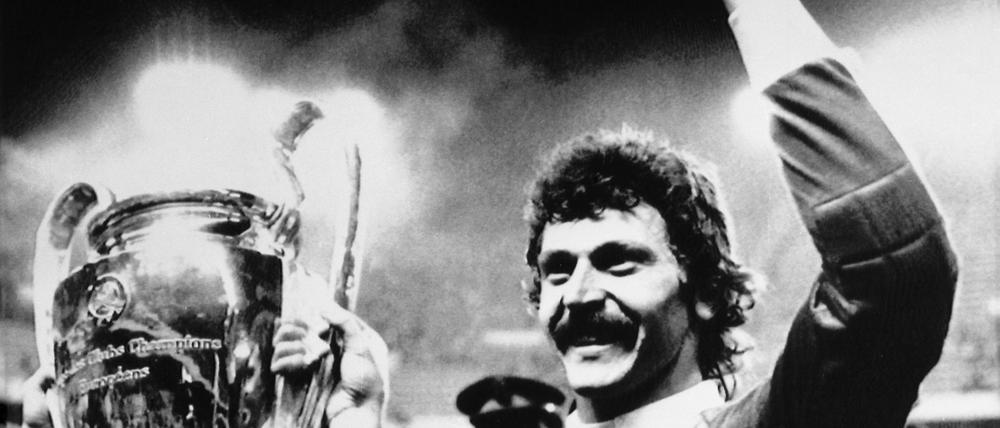 Der „Held von Sevilla“: Torwart Helmuth Duckadam mit dem Europapokal der Landesmeister.