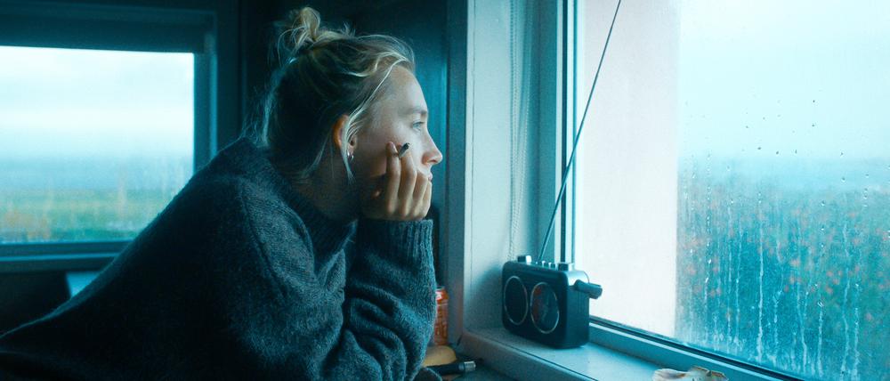 Rona (Saoirse Ronan) stellt sich in der Einsamkeit der Papay-Insel auf den Orkneys der Naturgewalt und ihren inneren Stürmen. 