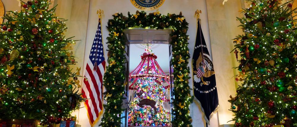 83 Tannenbäume, 165.075 Lichter und Tausende Christbaumkugeln gehören zur Weihnachtsdeko im Weißen Haus.