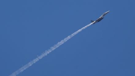Die israelische Armee hat nach eigenen Angaben bei Luftangriffen im Libanon trotz der Waffenruhe Dutzende Ziele bombardiert.