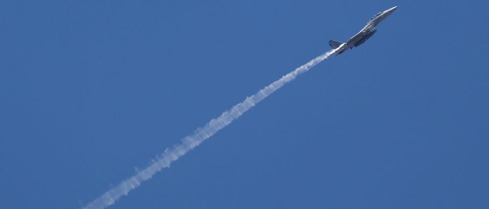 Die israelische Armee hat nach eigenen Angaben bei Luftangriffen im Libanon trotz der Waffenruhe Dutzende Ziele bombardiert.