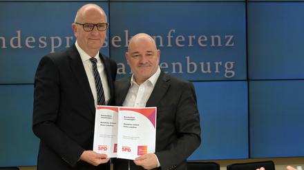 Dietmar Woidke (SPD), Ministerpräsident von Brandenburg, und Robert Crumbach (BSW), Fraktionsvorsitzender in Brandenburg, präsentieren ihren Koalitionsvertrag. 