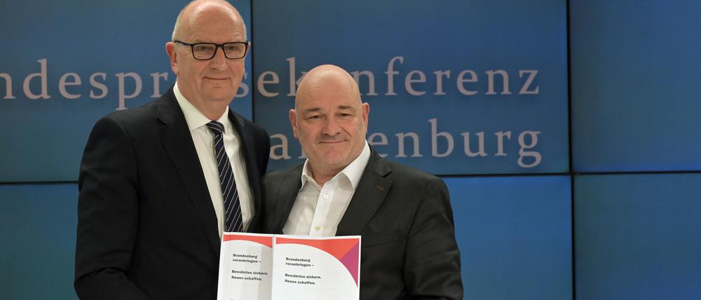 Dietmar Woidke und Robert Crumbach: Der Koalitionsvertrag zwischen SPD und BSW ist vereinbart - nun müssen Parteitage darüber entscheiden. 