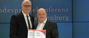 Dietmar Woidke und Robert Crumbach: Der Koalitionsvertrag zwischen SPD und BSW ist vereinbart - nun müssen Parteitage darüber entscheiden. 