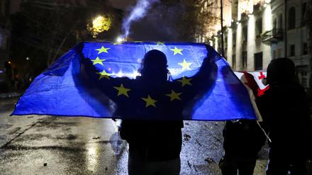 Demonstranten auf den Straßen von Tiflis.