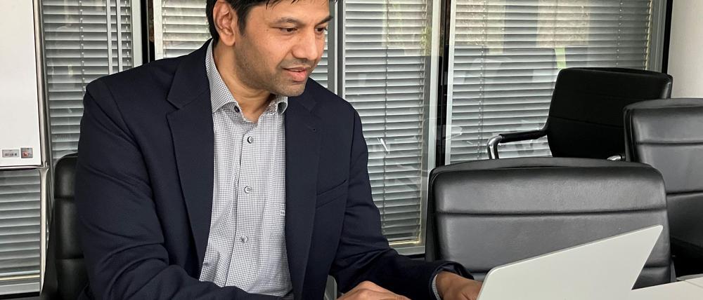 Der KI-Forscher Gerard de Melo am Hasso-Plattner-Institut in Potsdam befürchtet, dass Einflussversuche auf Wähler mit Hilfe Künstlicher Intelligenz (KI) zunehmen.