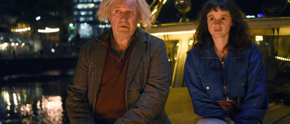 Schutzengel Oskar (Harald Krassnitzer) und seine Auszubildende Mira (Maresi Riegner) in einer Szene des Films „Engel mit beschränkter Haftung“. Die Komödie läuft am 4.12. im Ersten.