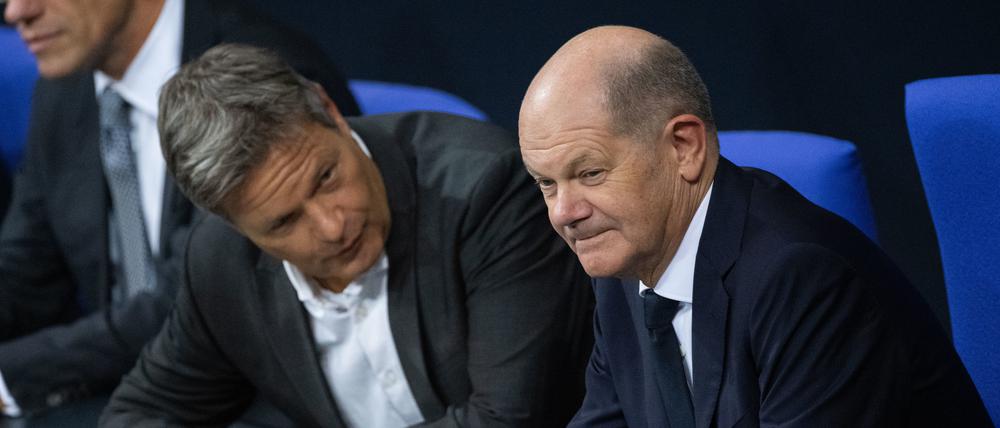 Robert Habeck (Bündnis 90/Die Grünen, l), Bundesminister für Wirtschaft und Klimaschutz, und Bundeskanzler Olaf Scholz (SPD) sitzen im Bundestag.