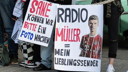 Oft stundenlang warten die Fans der Nationalmannschaft vor dem Hotel auf ihre Idole.