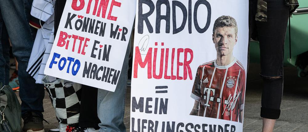 Oft stundenlang warten die Fans der Nationalmannschaft vor dem Hotel auf ihre Idole.