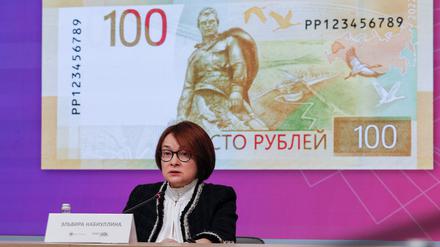 Die russische Zentralbankchefin Elwira Nabiullina. Der Rubelschein im Hintergrund ist derzeit noch knapp 90 Euro-Cent wert.