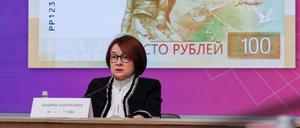 Die russische Zentralbankchefin Elwira Nabiullina. Der Rubelschein im Hintergrund ist derzeit noch knapp 90 Euro-Cent wert.