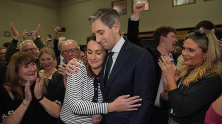 Der irische Premierminister Simon Harris mit seiner Frau Caoimhe nach dem Wahlabend am 30. November in Wicklow.