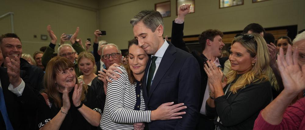 Der irische Premierminister Simon Harris mit seiner Frau Caoimhe nach dem Wahlabend am 30. November in Wicklow.