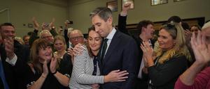 Der irische Premierminister Simon Harris mit seiner Frau Caoimhe nach dem Wahlabend am 30. November in Wicklow.