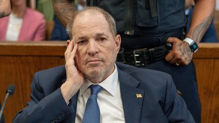 Der wegen sexueller Gewalt verurteilte und inhaftierte Ex-Hollywood-Produzent Harvey Weinstein ist in ein Krankenhaus eingeliefert worden.