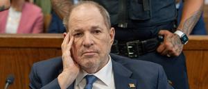 Der wegen sexueller Gewalt verurteilte und inhaftierte Ex-Hollywood-Produzent Harvey Weinstein ist in ein Krankenhaus eingeliefert worden.