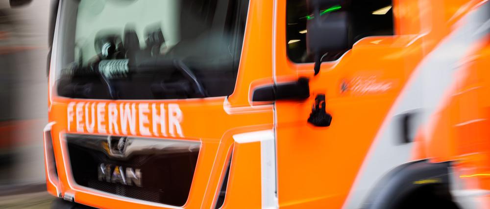 Eine Frau ist bei einem Wohnungsbrand in Berlin lebensgefährlich verletzt worden.