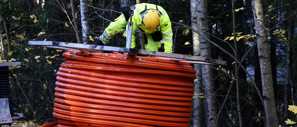 Auf der Baustelle des schwedischen Unternehmens GlobalConnect wird ein neues Glasfaserkabel installiert.