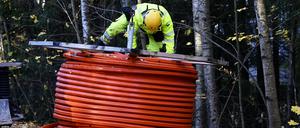 Auf der Baustelle des schwedischen Unternehmens GlobalConnect wird ein neues Glasfaserkabel installiert.