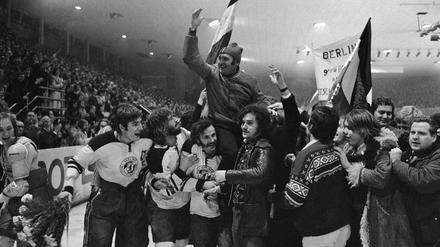 Der Xaver obenauf. Die Spieler des Clubs feiern mit Trainer Unsinn in der Eishalle an der Jaffestraße ihren Meistertitel.
