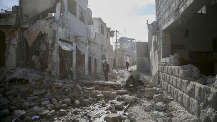 Nördlich von Hama sind die Straßen nach masisven Luftangriffen komplett zerstört. 